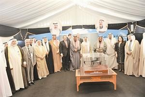 صاحب السمو الامير وسمو ولي العهد الشيخ نواف الاحمد وسمو رئيسمجلس الوزراء الشيخ ناصر المحمد والشيخ احمد العبدالله وقيادات النفط امام الهدية التذكارية الخاصة بصاحب السمو بمناسبة تدشين المجمع