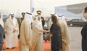 صاحب السمو الامير الشيخ صباح الاحمد لحظة وصوله الى مقر الاحتفال ويبدو مدير مكتب سموه احمد فهد الفهد