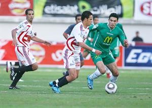 لاعب الزمالك ابراهيم صلاح يمر بالكرة من مهاجم الاتحاد السكندري محمد ناجي جدو