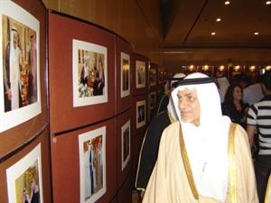 الامير تركي الفيصل يطلع على معرض صور كونا﻿