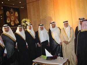 الشيخ حمد جابر العلي مع عدد من الامراء﻿