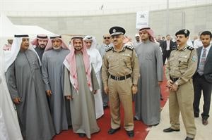 وزير الاشغال العامة ووزير الدولة لشؤون البلدية دفاضل صفر ومعبدالعزيز الكليب وقيادات الاشغال اثناء افتتاح المشروع﻿