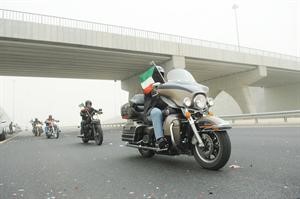 الدراجات النارية تسير على طريق الصبية﻿