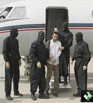 صورة عن التلفزيون لعناصر امن ايرانية تقتاد زعيم جماعة جندالله عبدالملك ريغي لدى وصوله طهران بطائرة خاصة امسافپ