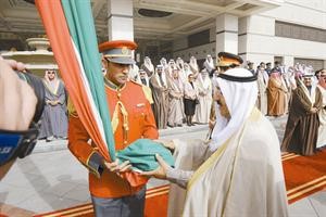 صاحب السمو الامير الشيخ صباح الاحمد اثناء رفع العلم ايذانا ببدء احتفالات البلاد بالاعياد الوطنية هذا العام