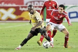 لاعب الاهلي محمد بركات يلاحق التوغولي دودزي