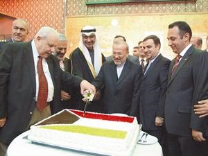 وزير الخارجية الايراني وسفيرنا لدى ايران مجدي الظفيري يقطعان كيكة الاحتفال
﻿