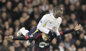 لاعب توتنهام سيباستيان باسونغ يطير فوق مهاجم بولتون الكرواتي ايفان كلاسنيتش رويترز