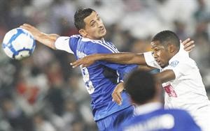 صراع هوائي بين لاعب السد خلفان ابراهيم والروماني رادوي لاعب الهلال افپ