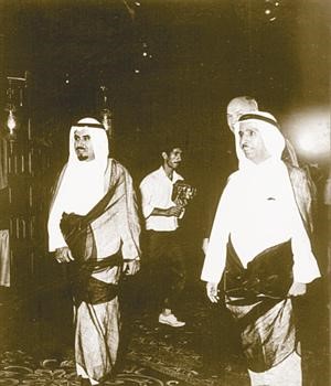 سمو الامير الراحل الشيخ جابر الاحمد وعبدالعزيز الشايع في افتتاح فندق الشيراتون عام 1966
﻿