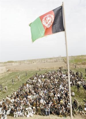 العلم الافغاني بعد رفعه في مرجة اعلانا للانتصار على طالبان﻿