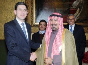 الشيخ دمحمد الصباح اثناء لقائه ديفيد ميليباند