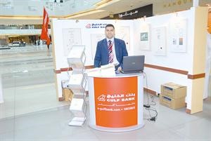 شربل مخايل موظف بنك الخليج تولى التعريف بتاريخ البنك للزوار﻿