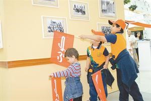 حتى الاطفال حرصوا على متابعة جوانب المعرض احتفالا بالاعياد الوطنية﻿