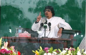 القائد الليبي معمر القذافي اثناء خطابه خلف لوح زجاجي واق من الرصاص في بني غازي اپ