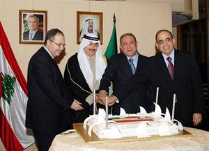 السفير عبدالعال القناعي وحسن منيمنة وايوب حميد وطارق متري يقطعون الكعكة﻿