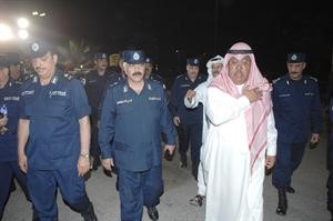 وزير الداخلية واللواء محمود الدوسري واللواء خليل الشمالي خلال تفقد مقر النقطة الامنية
﻿