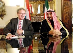 الشيخ دمحمد الصباح خلال لقائه وزير خارجية لوكسمبورغ جان اسيلبورن
