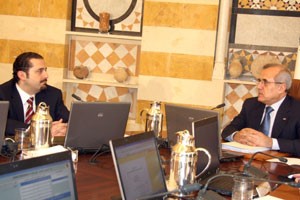 الرئيس ميشيل سليمان في حديث جانبي مع الرئيس سعد الحريري خلال جلسة الحكومة في بعبدا امس محمود الطويل