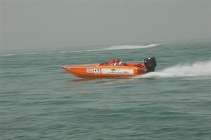 الزورق الفائز بالمركز الاول لمصطفى الدشتي ومساعده عبدالرحمن العبدالله