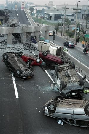 سيارات منقلبة اثر التصادم بفعل الزلزال﻿
