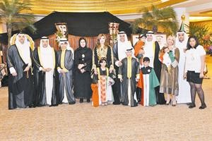 سفيرنا في سنغافورة عبدالعزيز العدواني يتوسط بعض المهنئين بالاعياد﻿