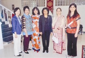 زوجة السفير السريلانكي مع عدد من زوجات السفراء
﻿