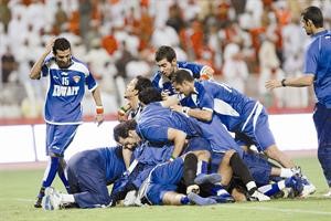 فرحة اللاعبين بدر المطوع وطلال العامر واحمد عجب ووليد علي وحميد القلاف بتاهل الازرق للمرة التاسعة لنهائيات كاس اسيا 2011
