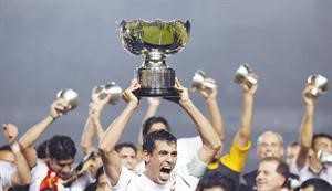 قائد المنتخب العراقي يونس محمود يحمل كاس اسيا 2007