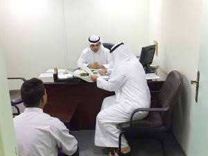احد المراجعين في مكتب خبير بالعدل