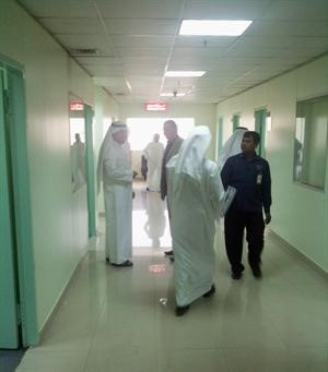 ممرات ادارة الخبراء وقد دبت فيها الحياة بعد اسبوع من تعليق العمل