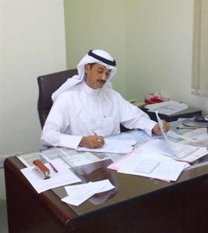 احد خبراء ادارة الخبراء يباشر مهامه في مكتبه امس