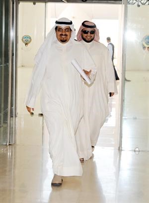 الشيخ احمد العبدالله اثناء قدومه للمجلس لاجراء بروفة الاستجواب