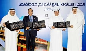 علي المضف يقدم دروعا تكريمية لـ التجاري
