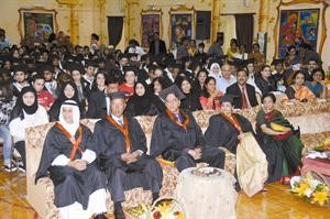 صورة تذكارية للساير وماثيو مدير مدرسة الجابرية الهندية بمناسبة التخرج
