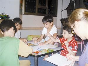 الابناء يمارسون هواية الرسم