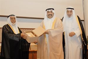 المستشار راشد الحماد ودخالد المذكور يكرمان الرئيس جاسم الخرافي
