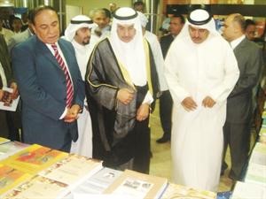 درشيد الحمد ومحافظ الاقصر دسمير فرج خلال جولة في المعرض الكويتي﻿