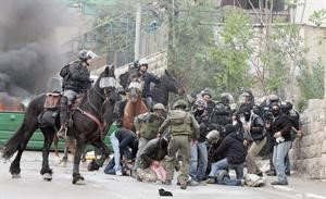جنود الاحتلال يقبضون على عدد من الشبان الفلسطينيين المحتجين على الانتهاكات الاسرائيلية للمقدسات امس	افپ﻿