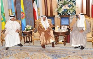 صاحب السمو الامير الشيخ صباح الاحمد مستقبلا ناصر الخرافي ولؤي الخرافي