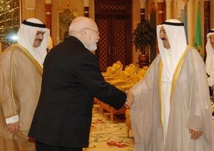 وسموه خلال تسلمه اوراق السفير الارجنتيني الجديد