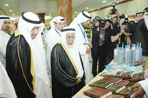 المستشار راشد الحماد ودعادل الفلاح في جولة بالمعرض المصاحب
