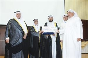 المستشار الحماد يكرم احد العاملين في القطاع سعود سالم
