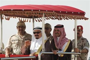ولي العهد السعودي الامير سلطان بن عبدالعزيز ومساعد وزير الدفاع الامير خالد بن سلطان على متن عربة عسكرية خلال جولة في منطقة جازان الحدودية امس الاول افپ