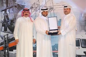 نائب رئيس شركة رابطة الكويت والخليج يعقوب الوزان يكرم الرائد سعد الرجيب
