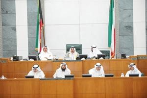 الرئيس جاسم الخرافي ونائبه عبدالله الرومي والشيخ د محمد الصباح على المنصة اثناء سير جلسة امس
متين غوزال