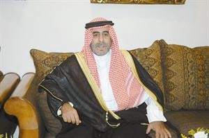 الشيخ احمد صباح السالم متحدثا في ديوان منصور الرسمان