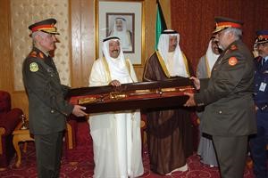 رئيس الاركان الفريق الشيخ احمد الخالد يقدم هدية لصاحب السمو الامير
﻿