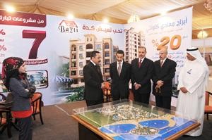 فرحات متفقدا مجسم لاحد المشاريع