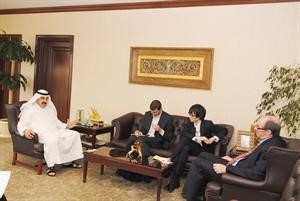 ديعقوب الرفاعي خلال اجتماعه بوفد جامعة لندن
